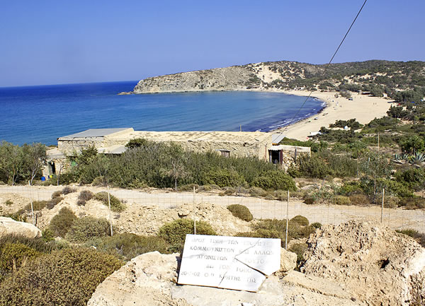 Die Sarakiniko-Bucht mit der Gedenktafel für politisch Verbannte