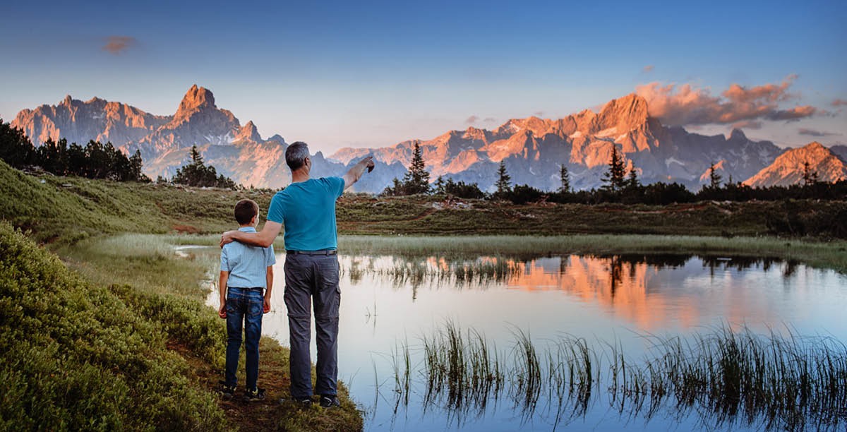 Ein Vater und sein Sohn bewundern die Schöpfung Jehovas