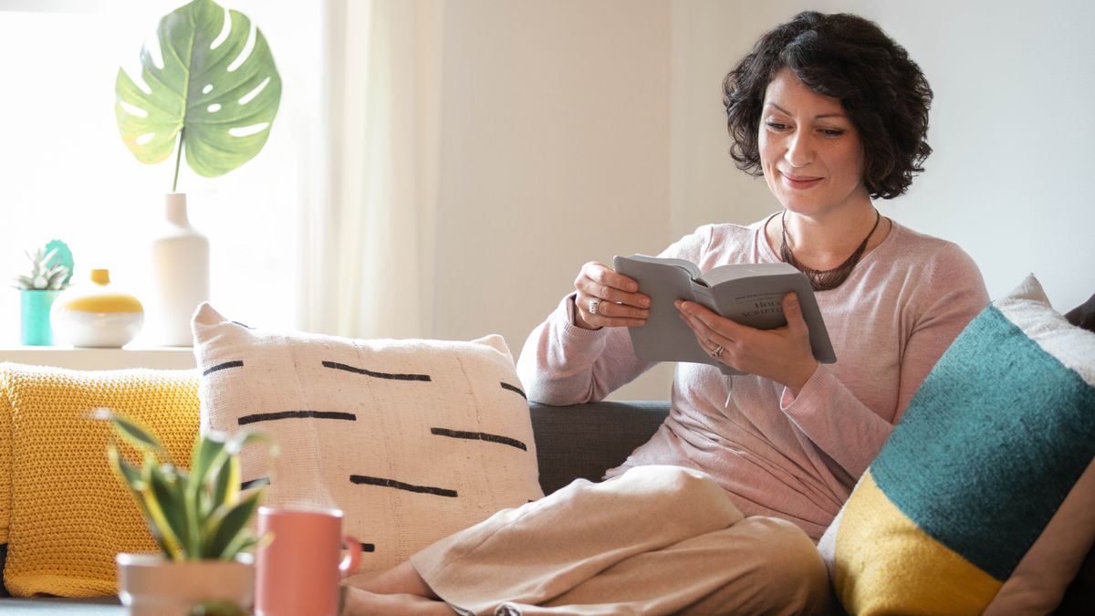 Eine Schwester liest zu Hause in der Bibel.