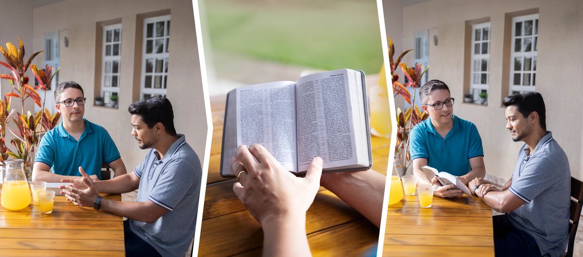 Collage: Ein Bruder gibt liebevoll Rat. 1. Zwei Brüder sitzen vor dem Haus an einem Tisch, auf dem Getränke stehen. Einer von ihnen ist ziemlich durcheinander, der andere hört ihm geduldig zu. 2. Der Bruder, der zuhört, öffnet eine Bibel. 3. Er liest einen passenden Text vor, und der andere hört entspannt zu.