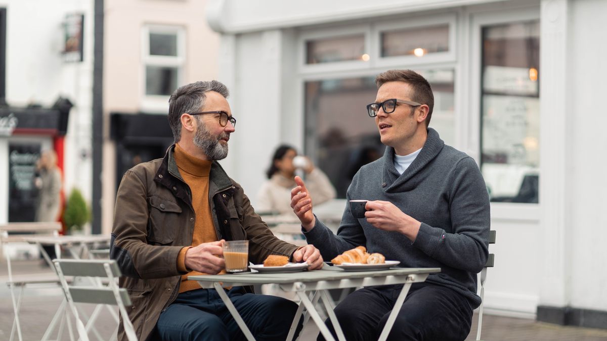 Die Brüder treffen sich etwas später zum Frühstücken in einem Café. Der ältere Bruder hört dem nieder­geschlagenen Bruder mitfühlend zu.