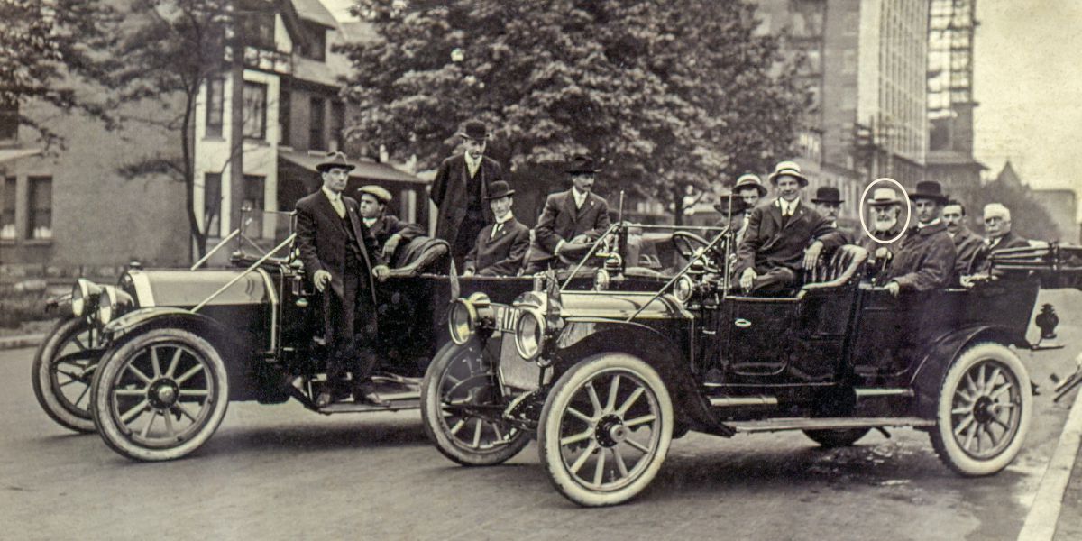 Bruder Russell in einem Auto mit einer Gruppe Pilgerbrüder