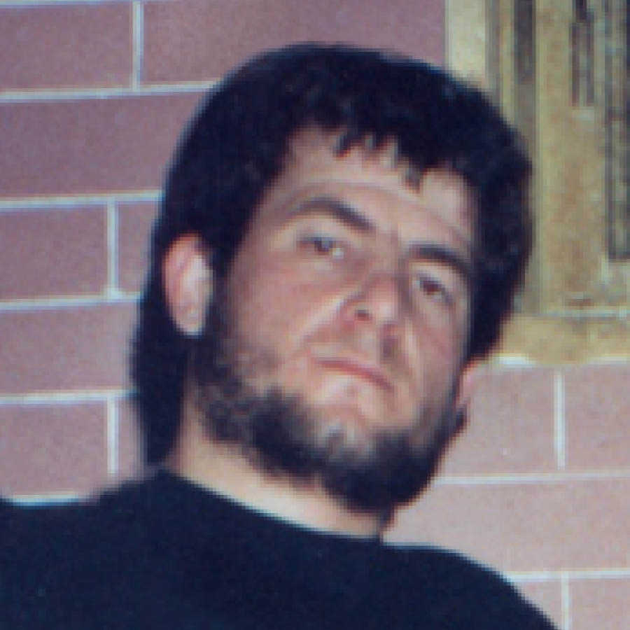 Artan Brahja, de joven, con pelo largo y barba.