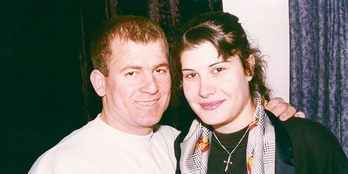Artan y su esposa, Julinda, antes de ser testigos de Jehová.