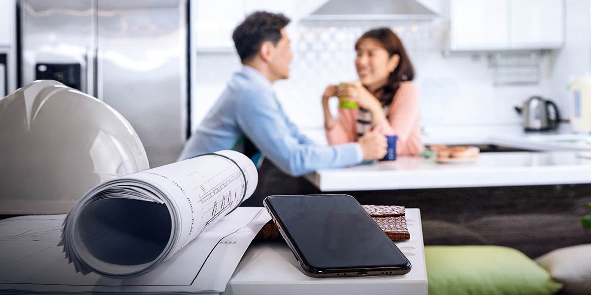 Después de dejar las cosas del trabajo y los teléfonos a un lado, un matrimonio se toma un café en la cocina de su casa.