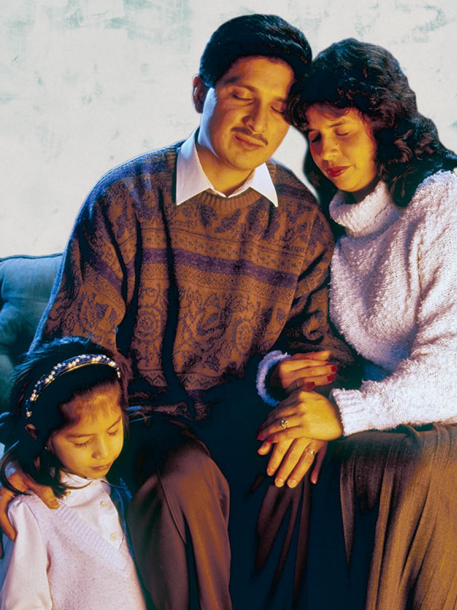 Una familia orándole a Dios