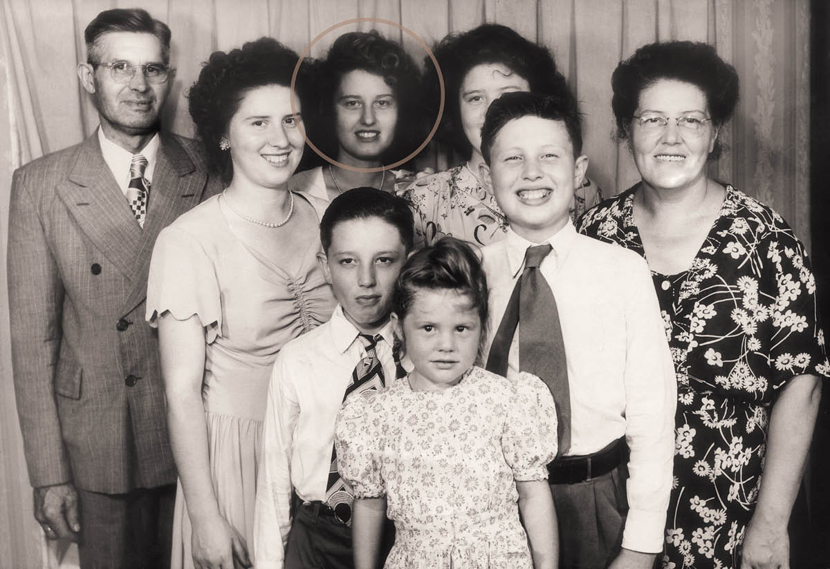 Camilla con sus padres y sus cinco hermanos en 1948.