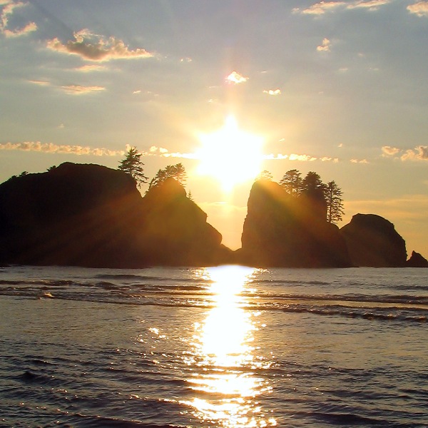 Bella puesta del Sol sobre una isla en el mar