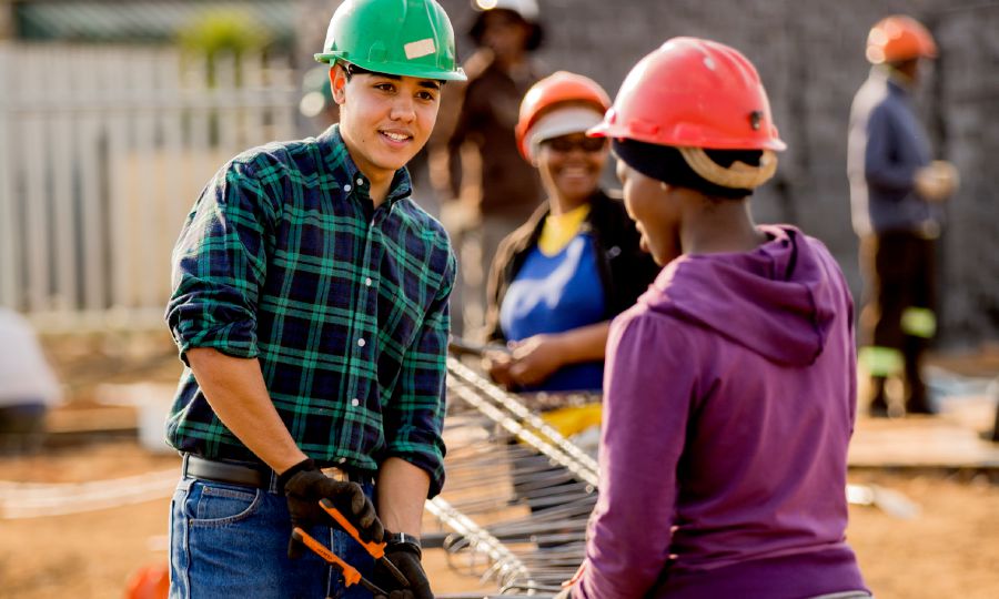 Jóvenes cristianos colaboran en trabajos de construcción