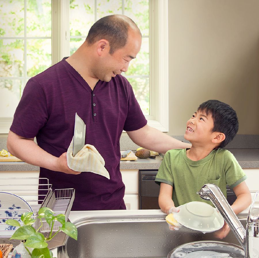 Un padre anima a su hijo