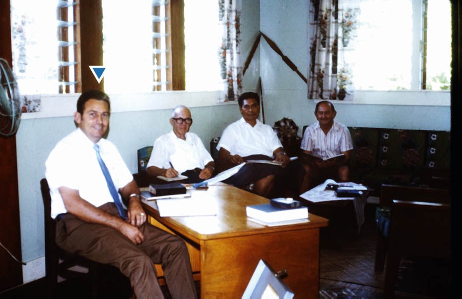Winston dirigiendo una escuela de ancianos en Samoa