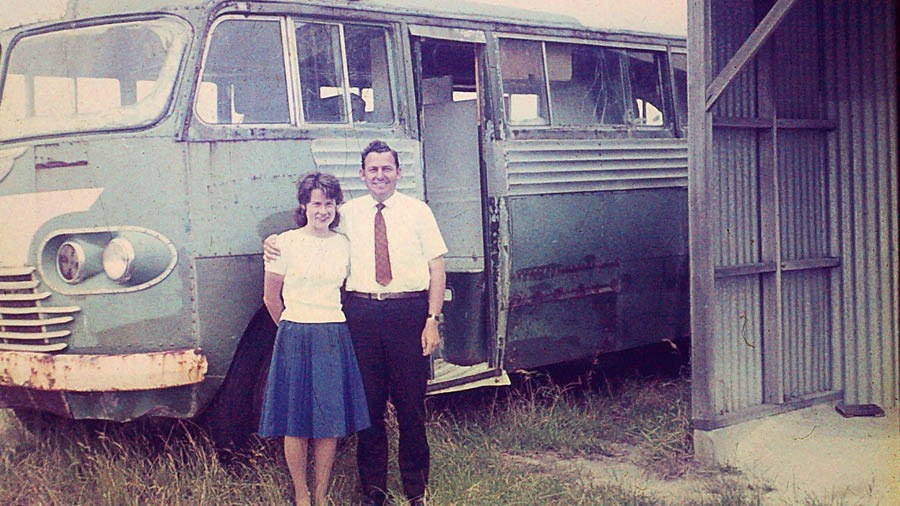 Winston y Pam junto a un autobús que fue una de sus viviendas mientras servían en el circuito