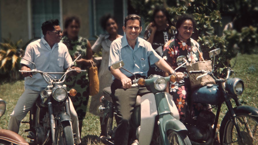 Winston y un grupo de hermanos van a predicar en motocicleta en la isla de Niue