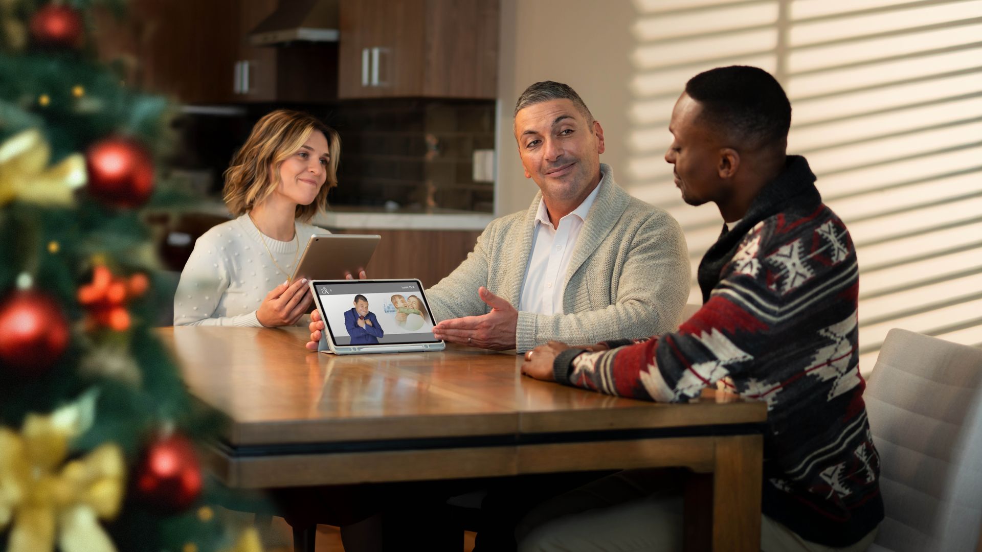 El matrimonio de la imagen anterior estudiando el folleto “Disfrute de la vida” con el hombre en su casa. El árbol de Navidad está delante de ellos.