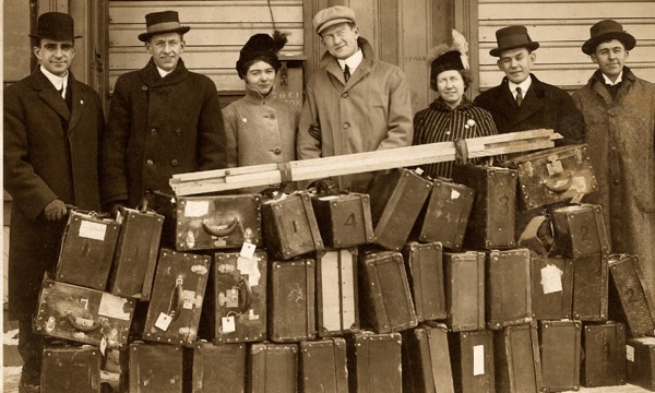 Nditọ Ukpepn̄kpọ Bible ye ekebe emi ẹkedọn̄de n̄kpọ ubre Photo-Drama of Creation