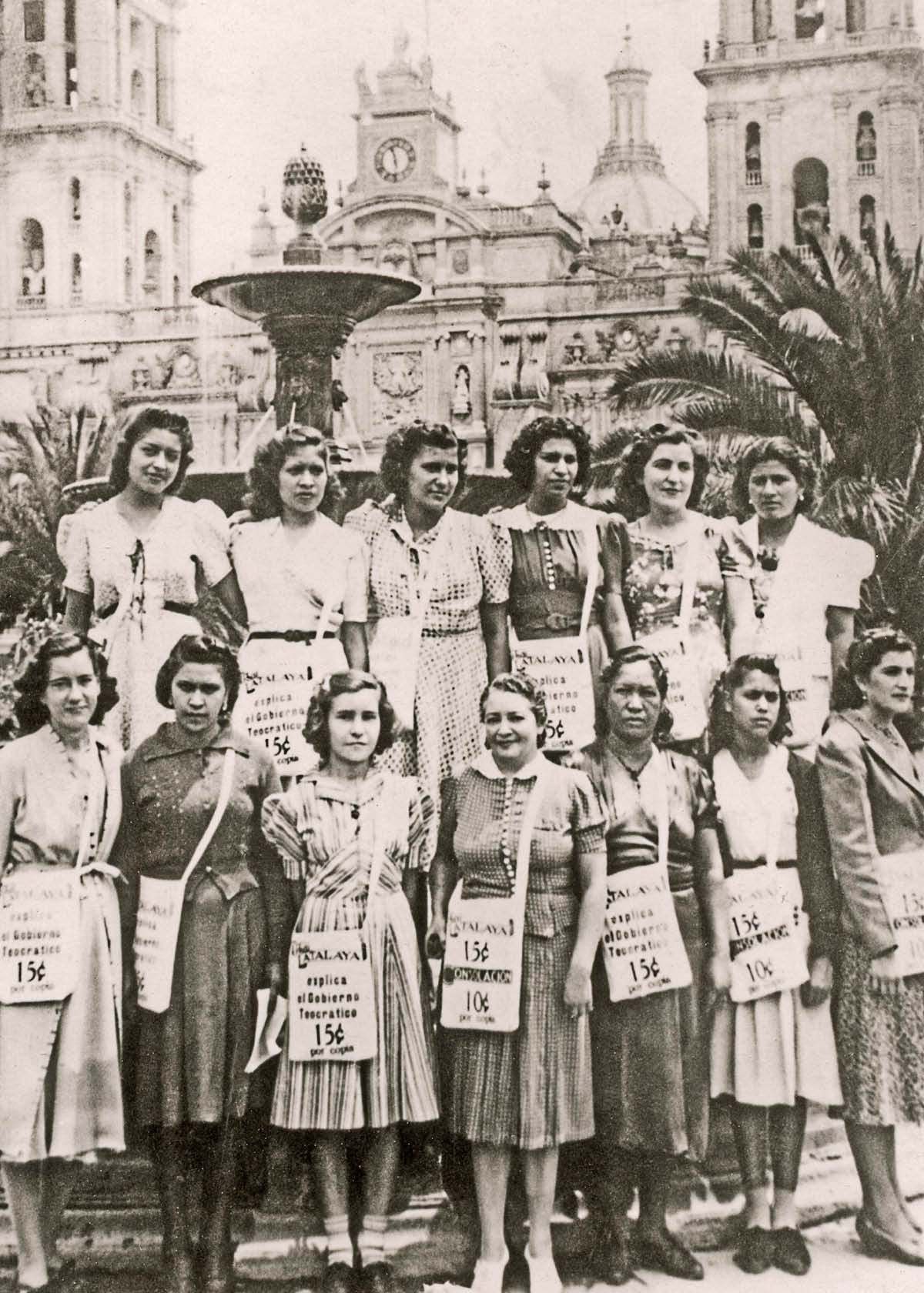 Αδελφές έχουν στους ώμους τους τσάντες περιοδικών.