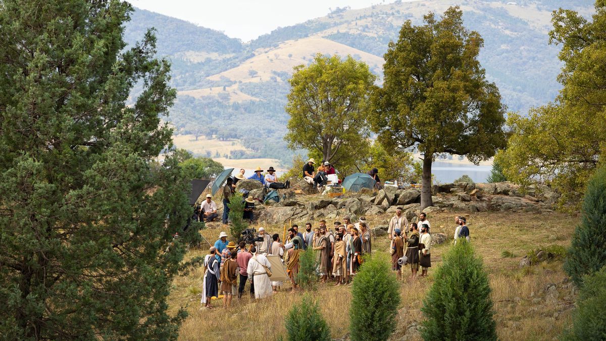 Μια σκηνή γυρίζεται σε απομακρυσμένη τοποθεσία με πολλούς λόφους και δέντρα.