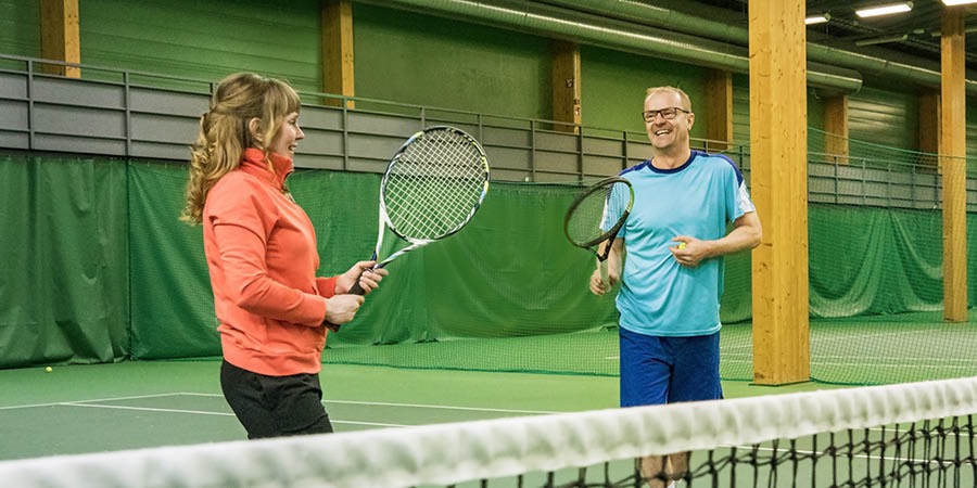 Veli Paloheimo gives a woman a tennis lesson