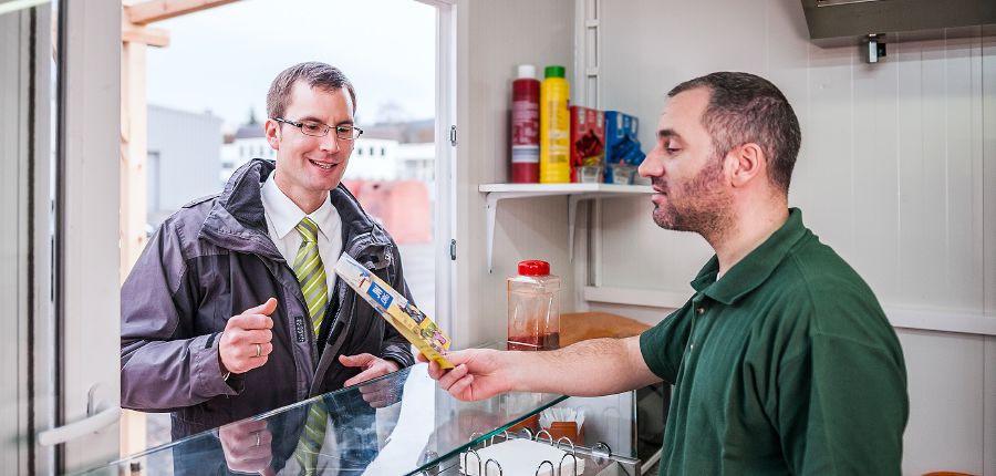 Johannes gives a shopkeeper a tract