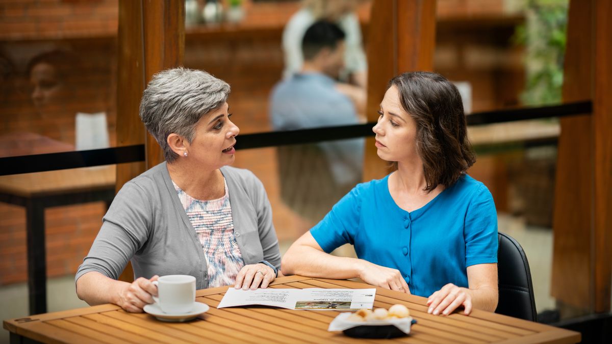 The mature sister, later that day, using the “Love People, Make Disciples” brochure to offer helpful suggestions to the other sister.