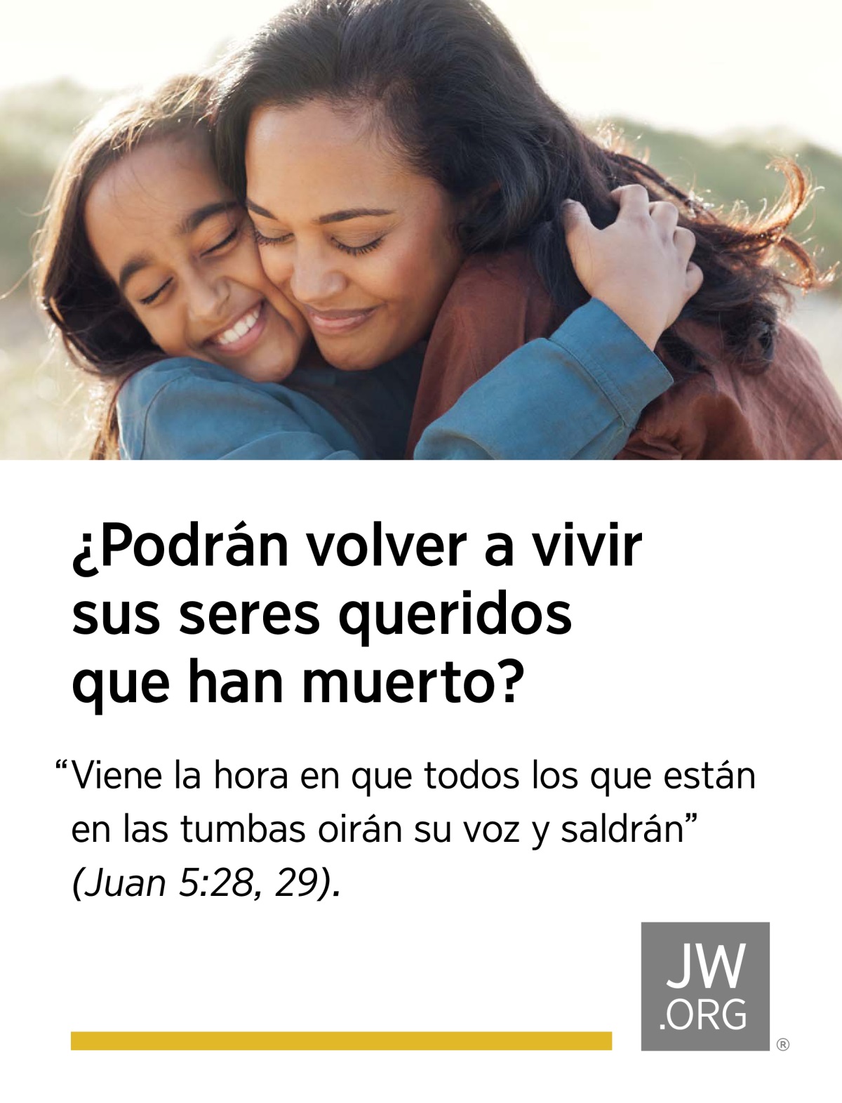 En un día soleado, una mamá abraza a su hijita.
