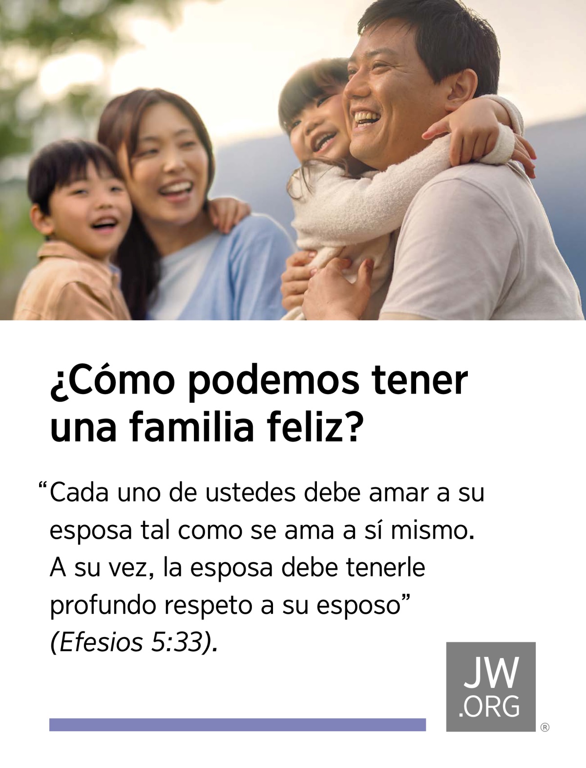 Un padre y una madre con su hija y su hijo en brazos. Todos disfrutan juntos al aire libre.