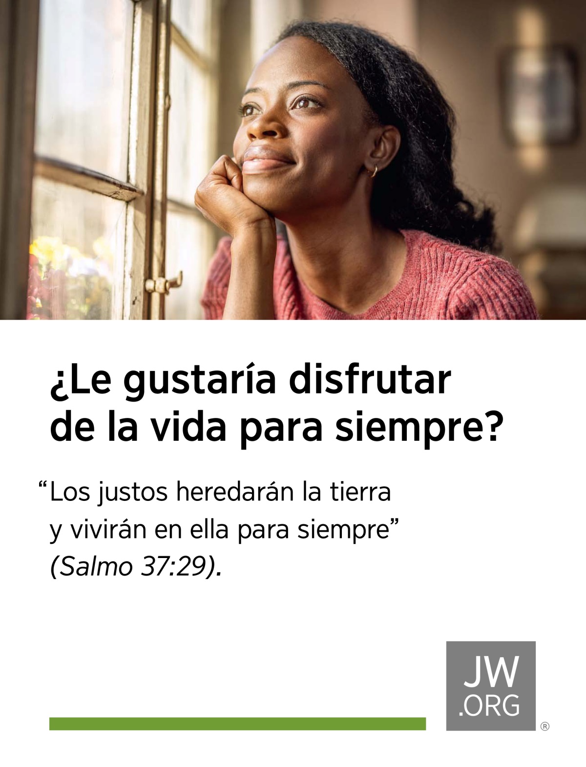 Una joven mira por la ventana. Su rostro refleja tranquilidad.