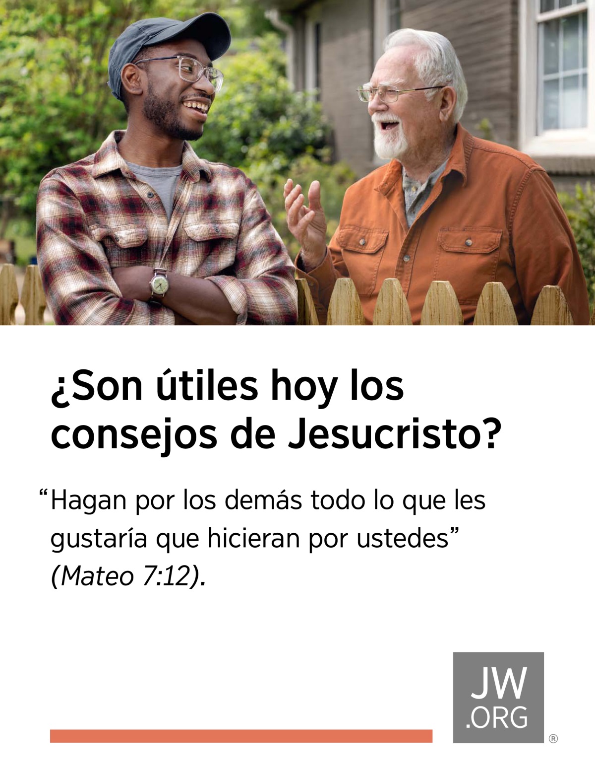 Dos vecinos tienen una conversación muy animada en el jardín. Los separa una valla de madera.