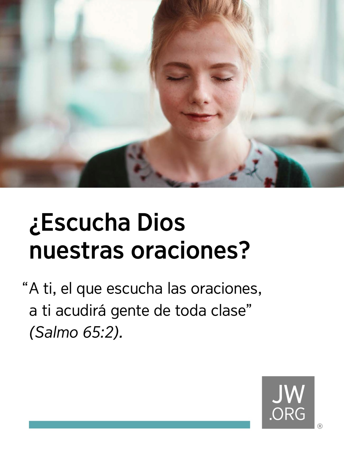 Una joven ora en su casa. Su rostro refleja paz.