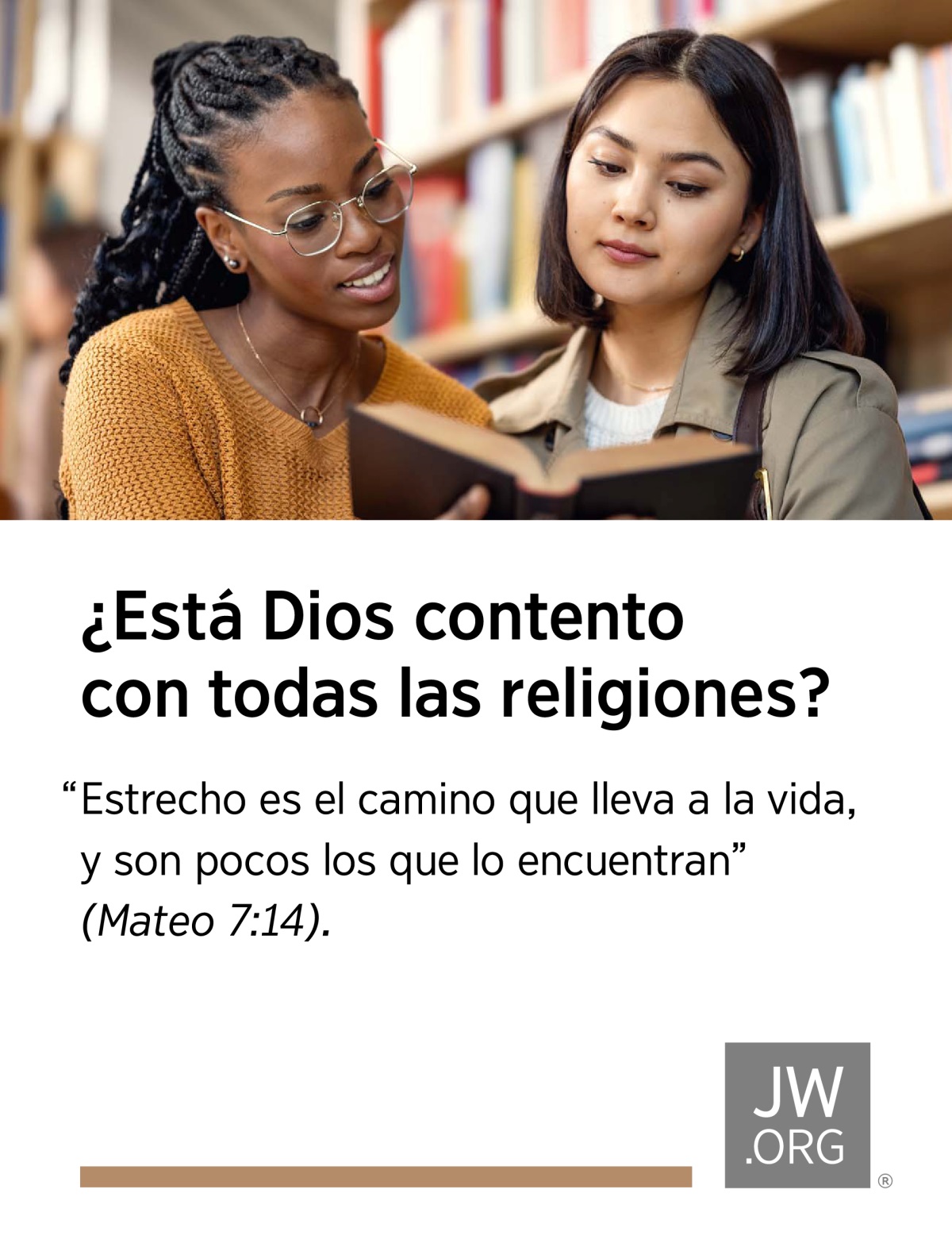 En una biblioteca, dos mujeres jóvenes leen juntas un libro con mucha atención.