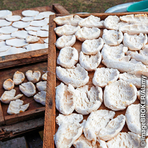 Bandejas con tortas de leche cuajada secándose al sol