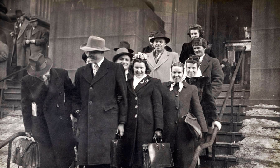 Feliz grupo de hermanos y hermanas, entre ellos Hayden Covington y Glen How, saliendo de un tribunal