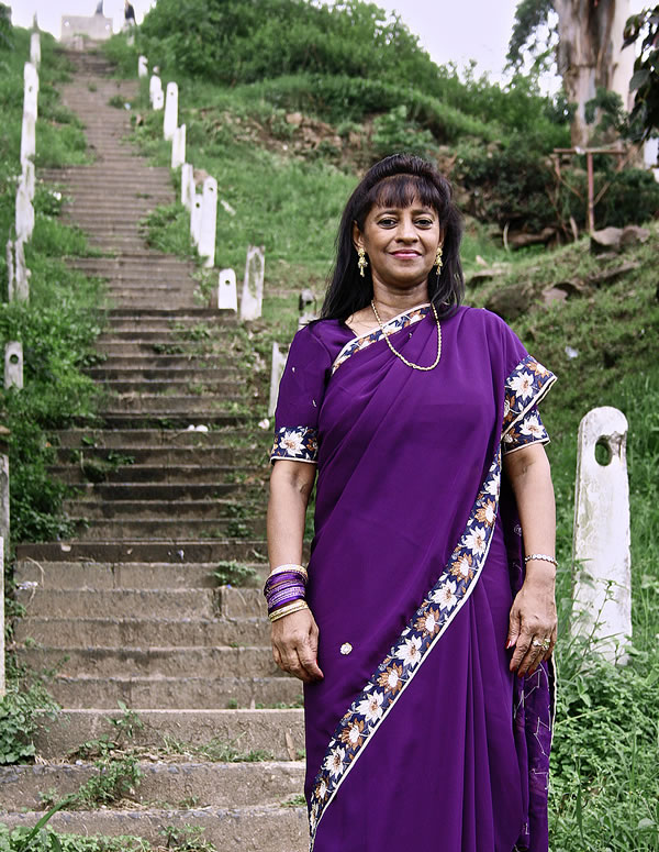 Nalini junto a los 125 escalones que llevaban a su casa