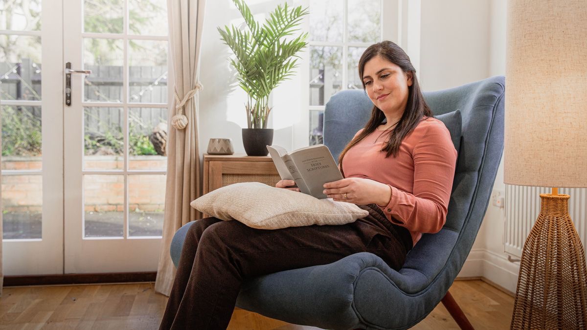 La hermana leyendo la Biblia.