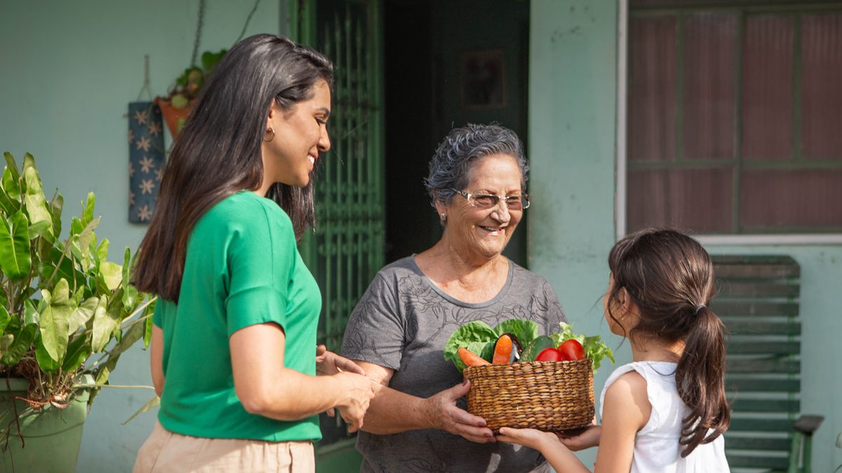 Más tarde, la mamá y su hijita le llevan la canasta con verduras a una hermana mayor.