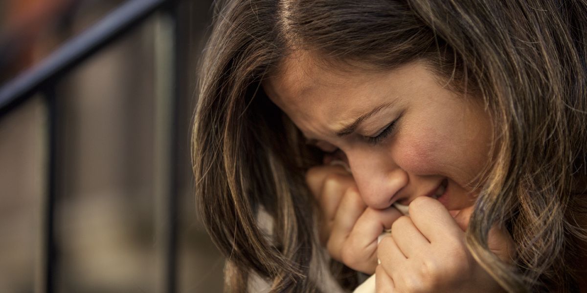 Una mujer llorando la muerte de alguien