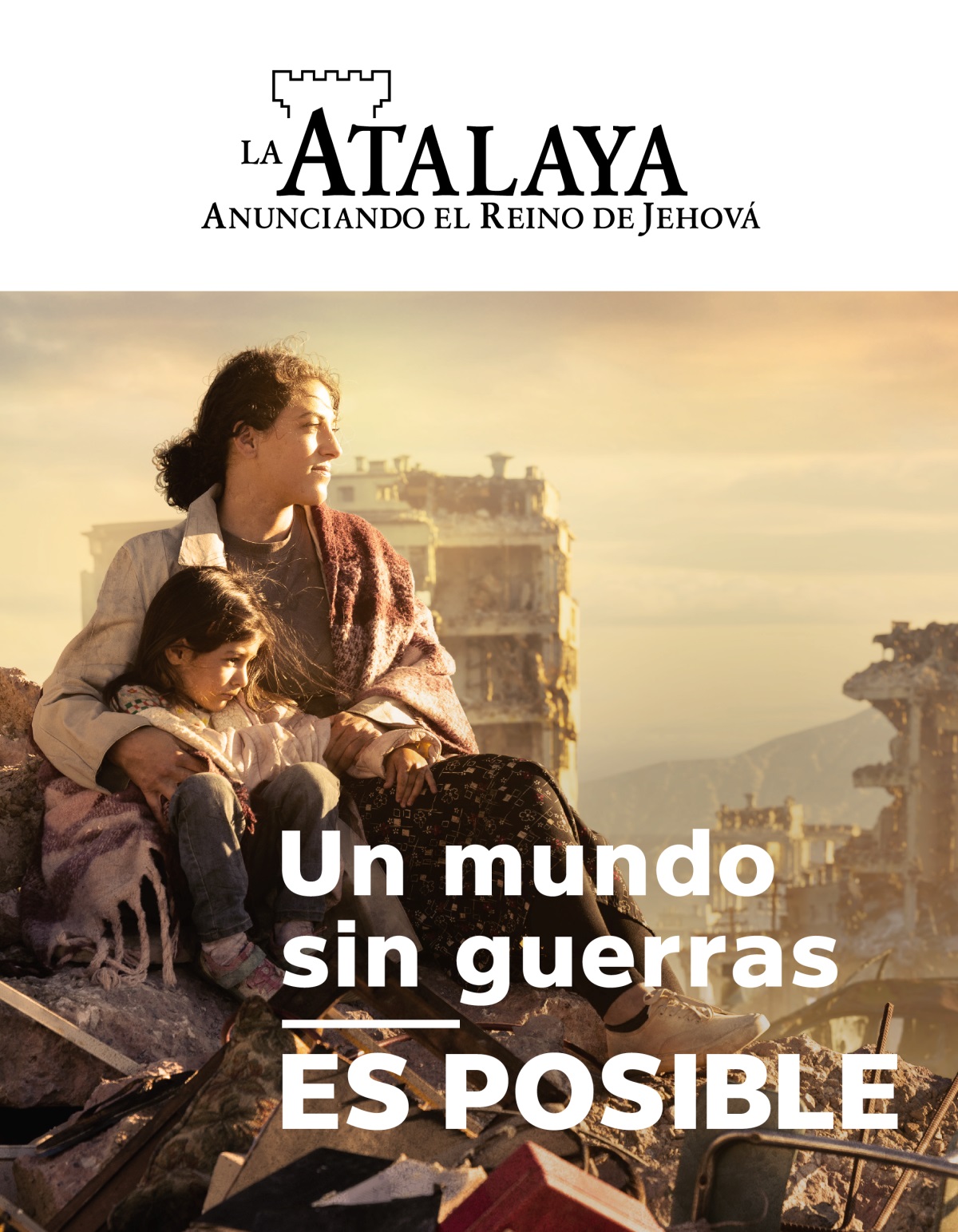 En una ciudad llena de edificios destruidos por la guerra, una mujer y su hija están sentadas sobre un montón de escombros. La mujer rodea a su niña con uno de sus brazos.