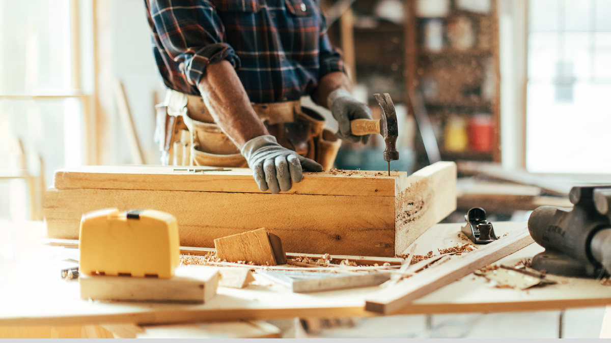 نجّاری یک میخ را در چوب میکوبد.