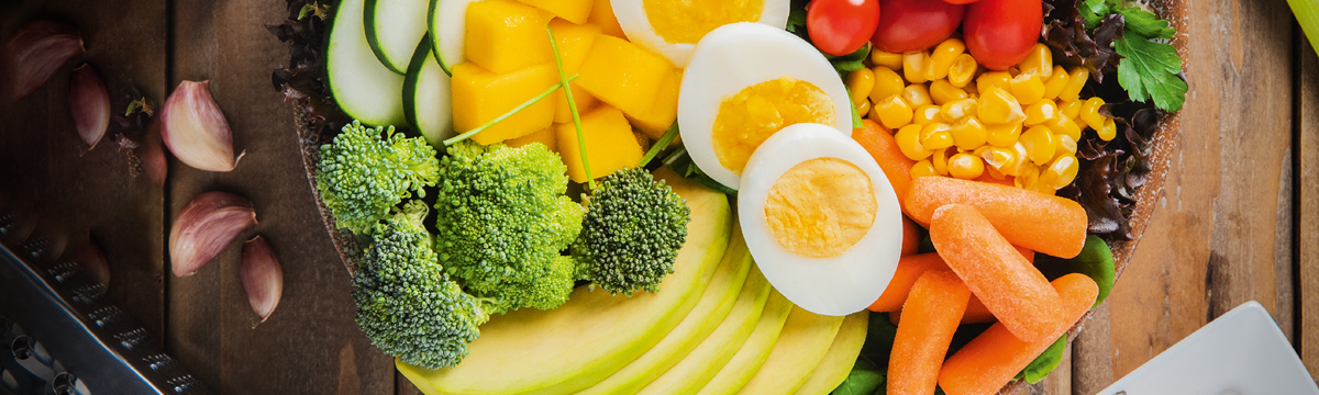 غذاهای سالم و متنوع روی یک میز.‏