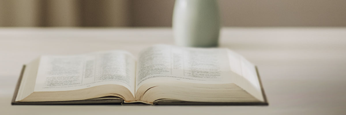 یک کتاب مقدّس روی میز باز است.‏