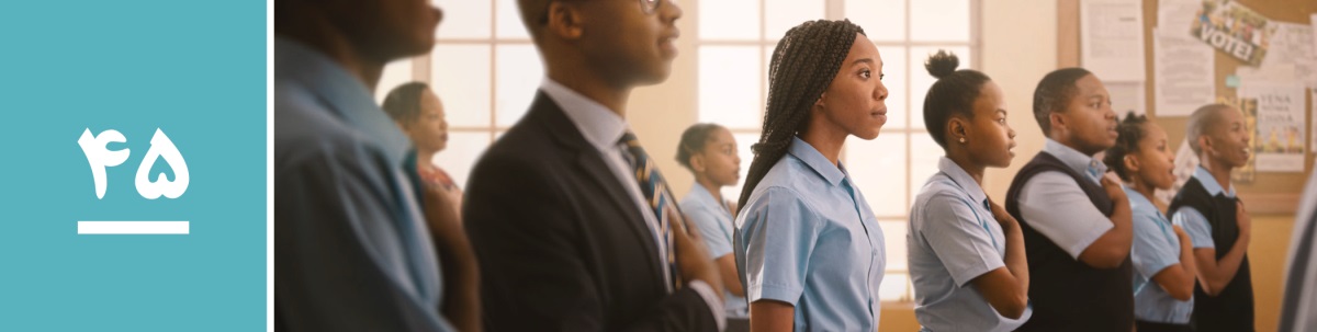 درس ۴۵.‏ خواهری جوان در مراسم سوگند وفاداری به کشور با احترام ایستاده است ولی برخلاف جوانان دیگر سرود ملی را نمی‌خواند و دستش را روی سینه‌اش نمی‌گذارد.‏