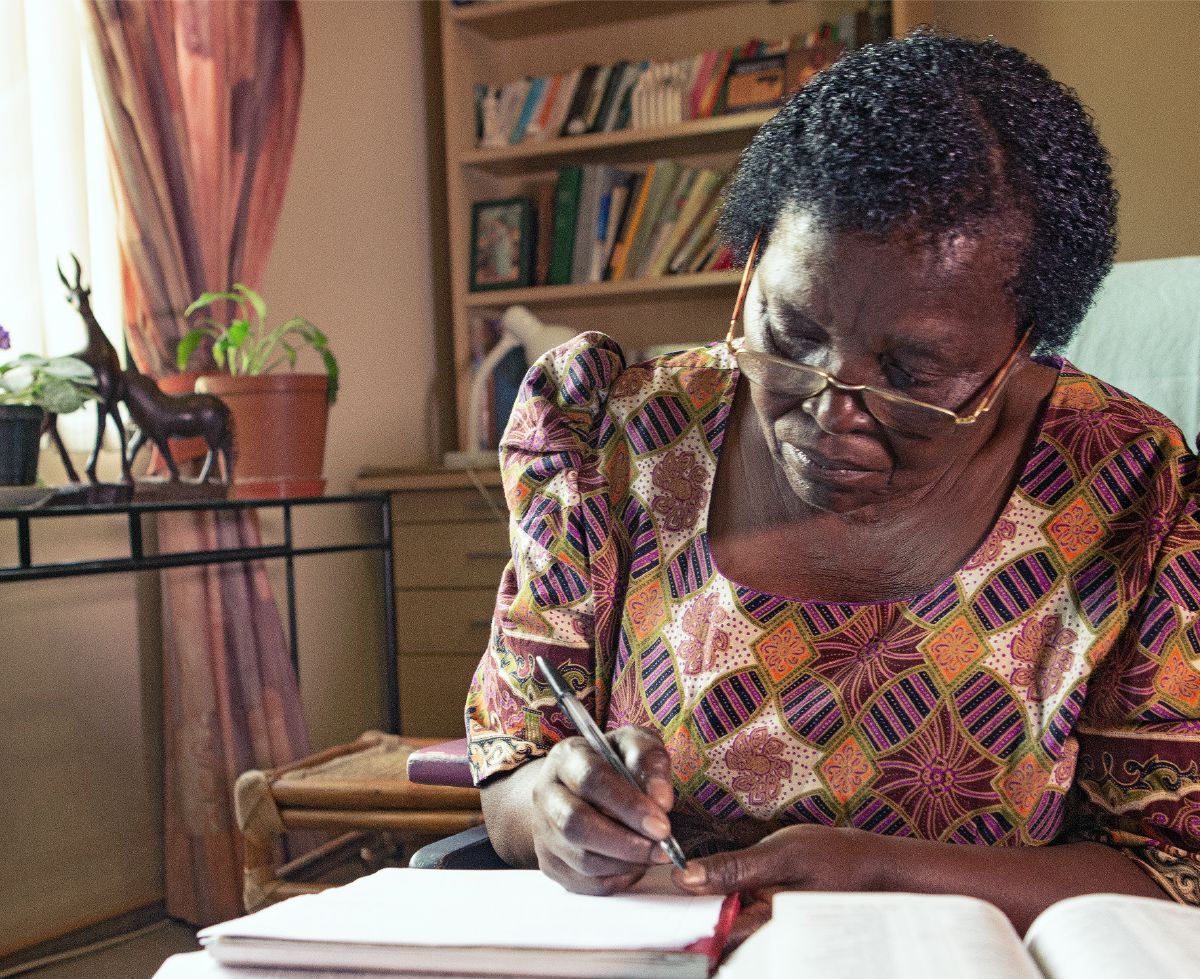 خواهری در حال نامه‌نگاری