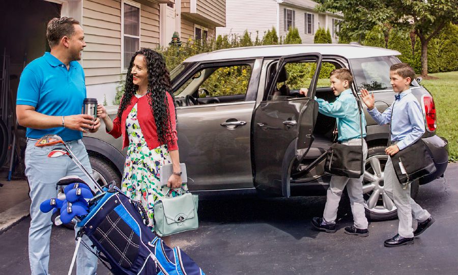 خواهری پيش از رفتن به خدمت موعظه به همراه دو پسرش از همسر خود كه برای رفتن به بازی گلف آماده شده است،‏ خداحافظی می‌كند