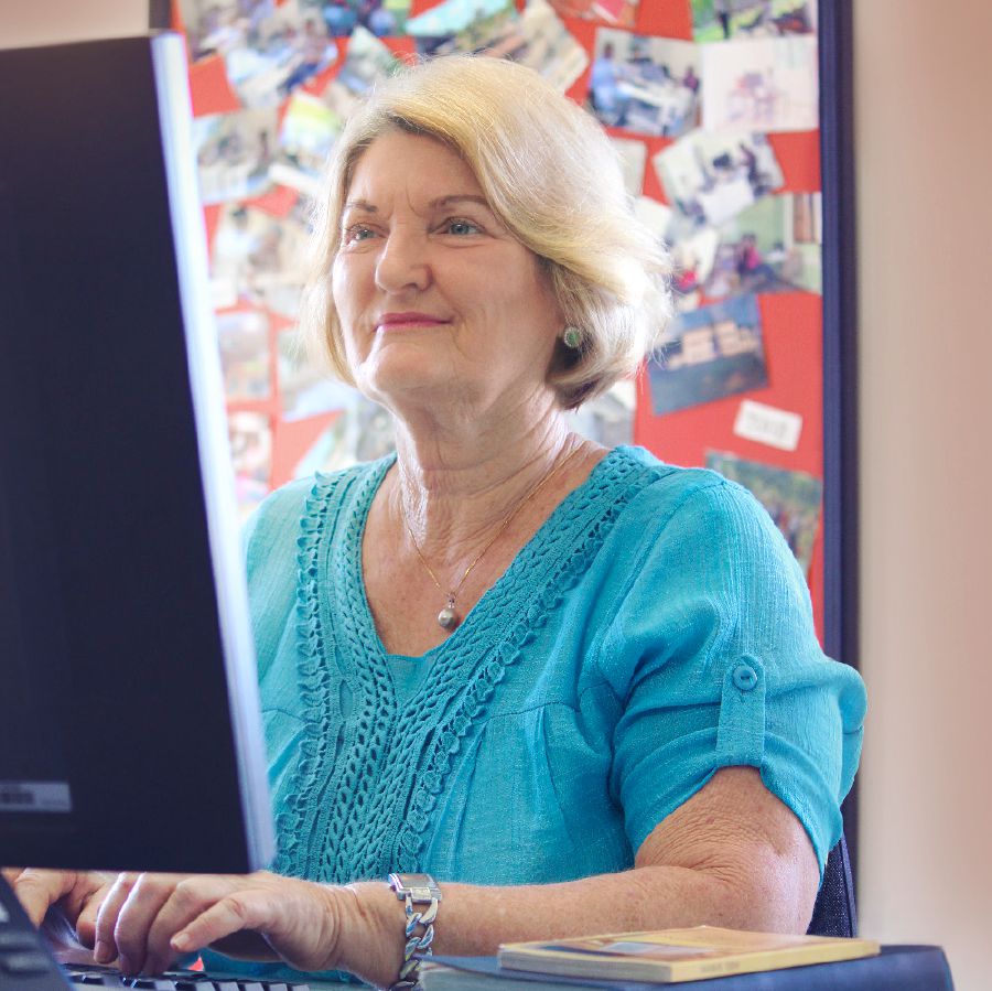 وِندی مشغول كار در يكی از دفاتر ترجمه در وانواتو