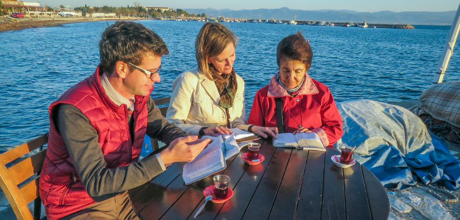 ساشا به يک خانم آيه‌ای از كتاب مقدّس نشان می‌دهد