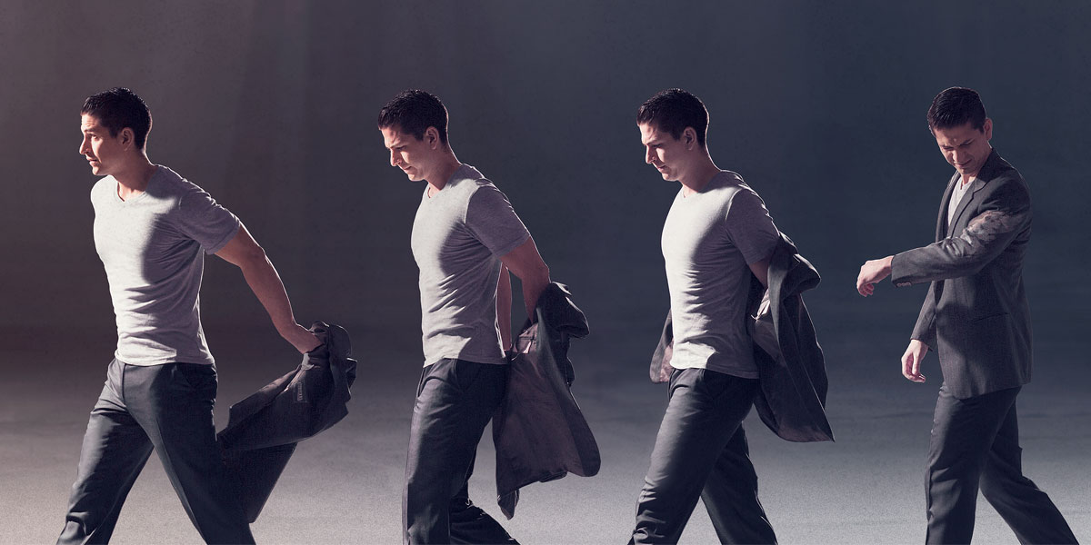 مردی كت كثيف خود را از تن در می‌آورد