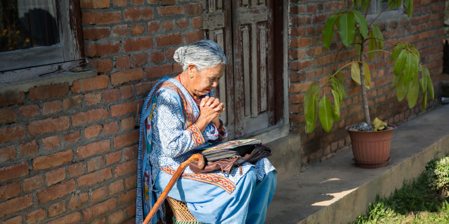 خواهری برای دريافت كمک دعا می‌كند