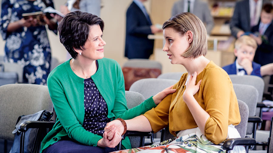 دو خواهر در سالن جماعت با هم صحبت می‌كنند و يكديگر را می‌بخشند