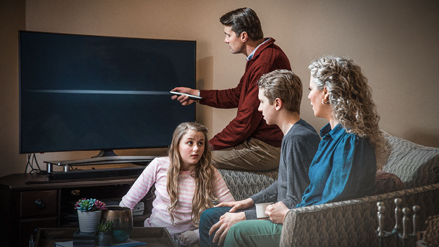 پدر يک خانوادهٔ شاهد در حالی كه خانواده‌اش جلوی تلويزيون نشسته‌اند،‏ آن را خاموش می‌كند