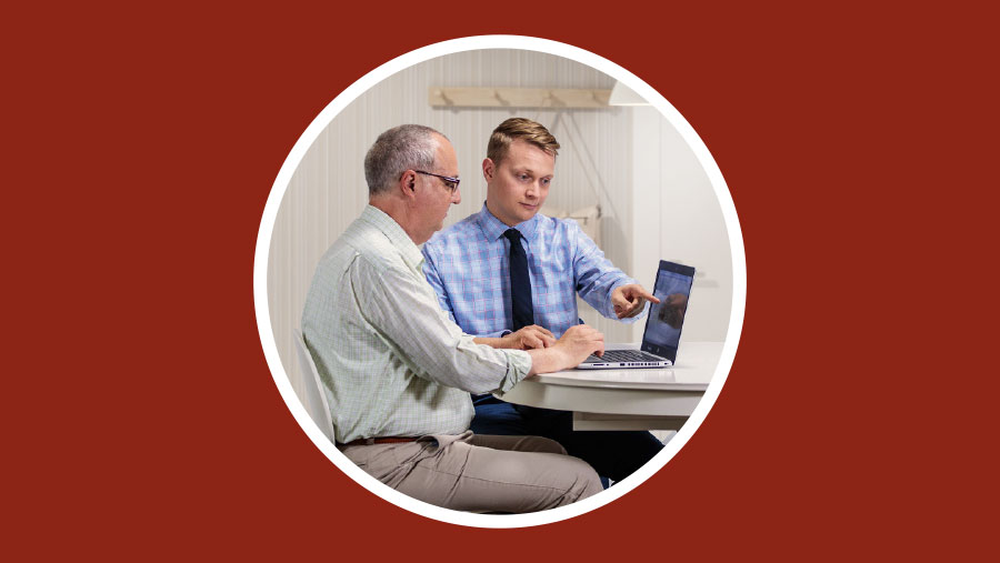 برادری به شاگردش نشان می‌دهد كه چگونه با استفاده از دستگاه الكترونيكی خود تحقيق كند.‏